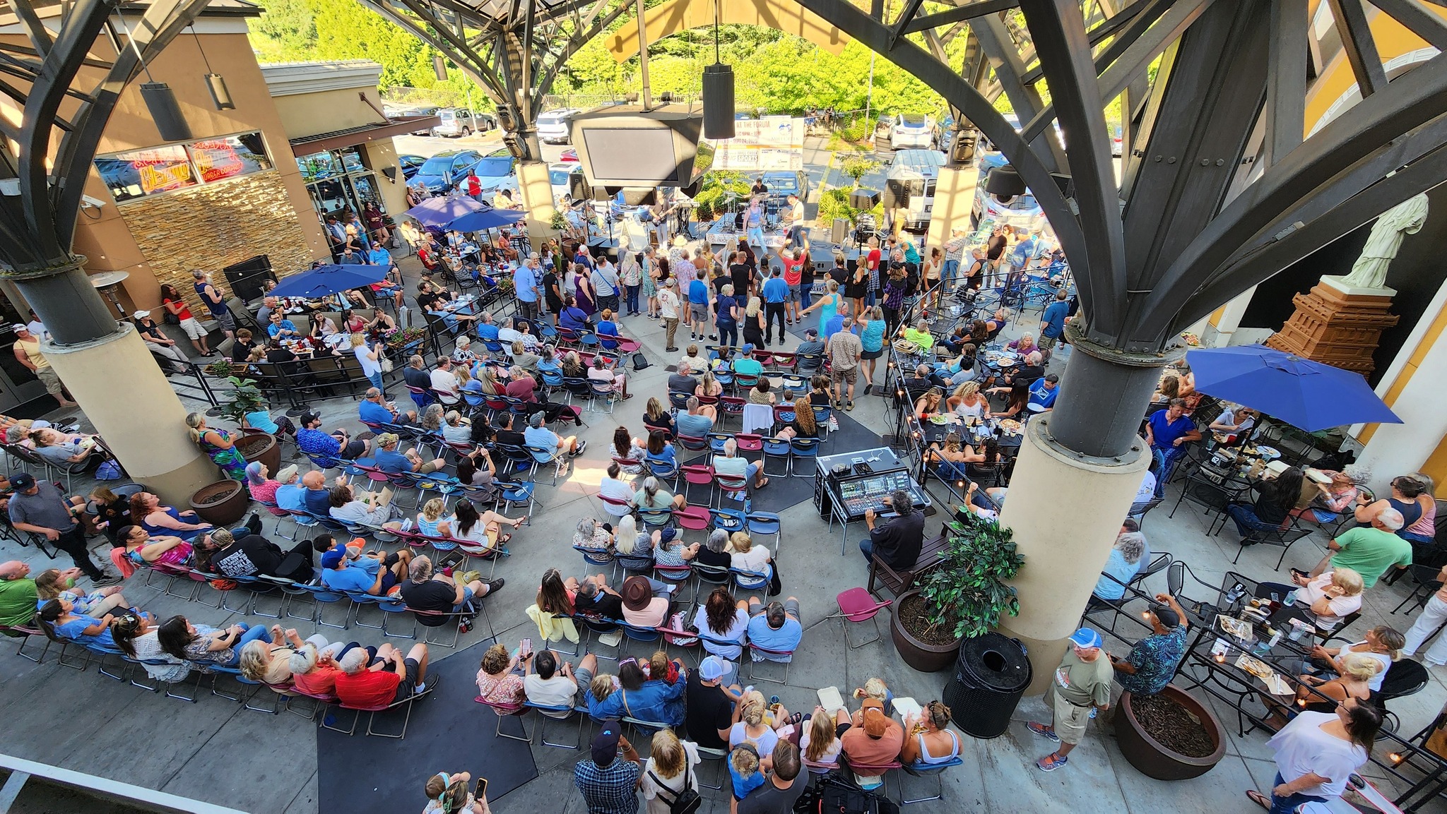 Allure-Outdoor-eating